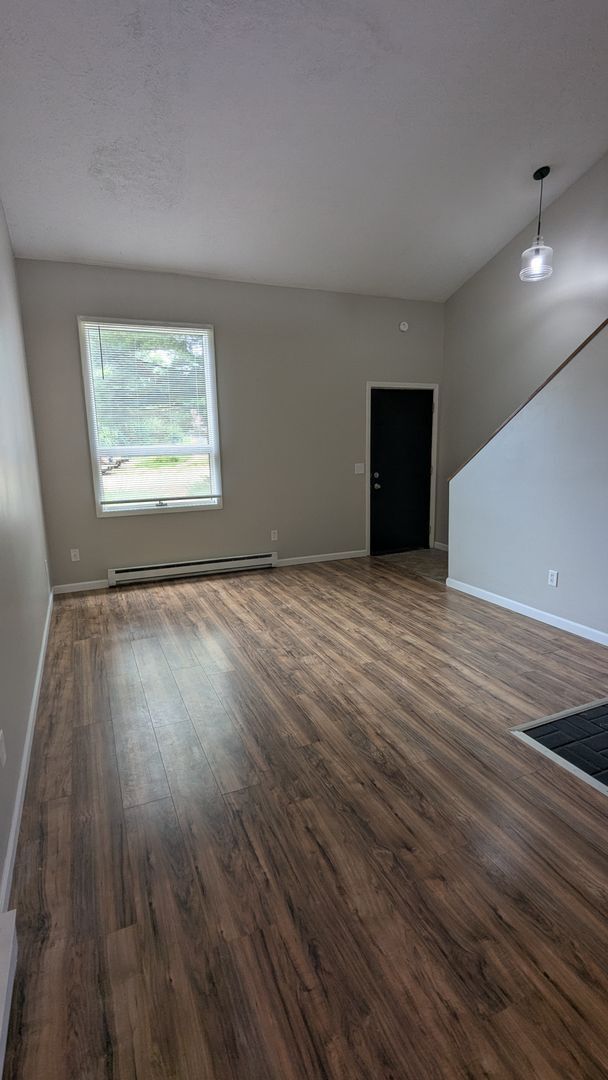 Building Photo - 847 Kerns Dr NE