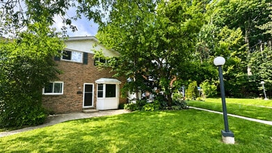 Building Photo - 512 Albert St