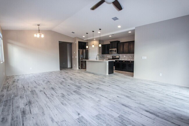 Foto del edificio - Four Bedroom Saddlewood Home