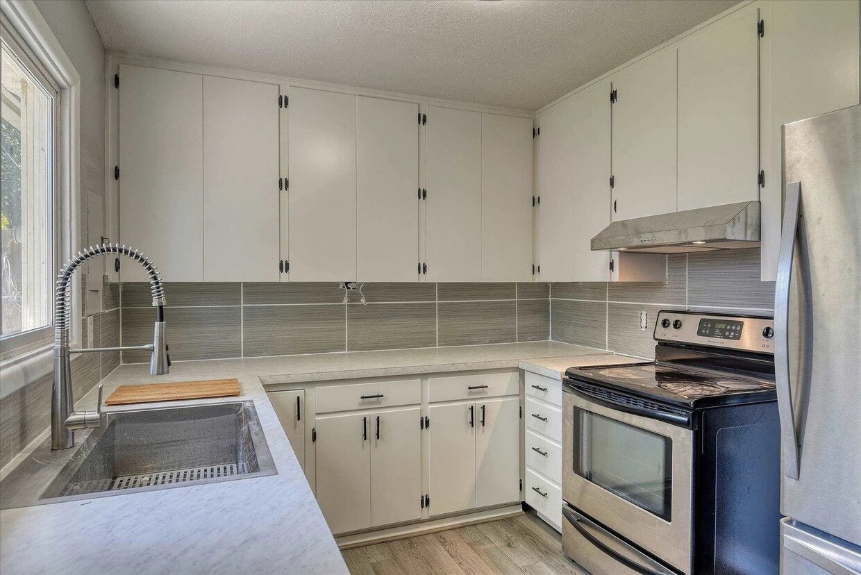 Primary Photo - Coming Soon - Charming 3-Bed Home for Rent...