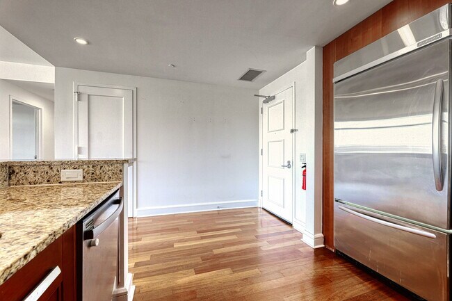 Foto del edificio - 8100 River Rd