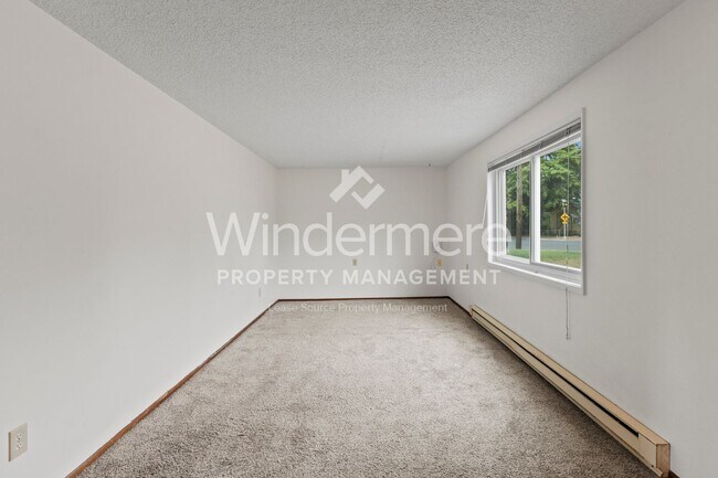 Foto del edificio - Freshly Updated 2 Bed 1 Bath Spokane Valley property with detached garage / Shop