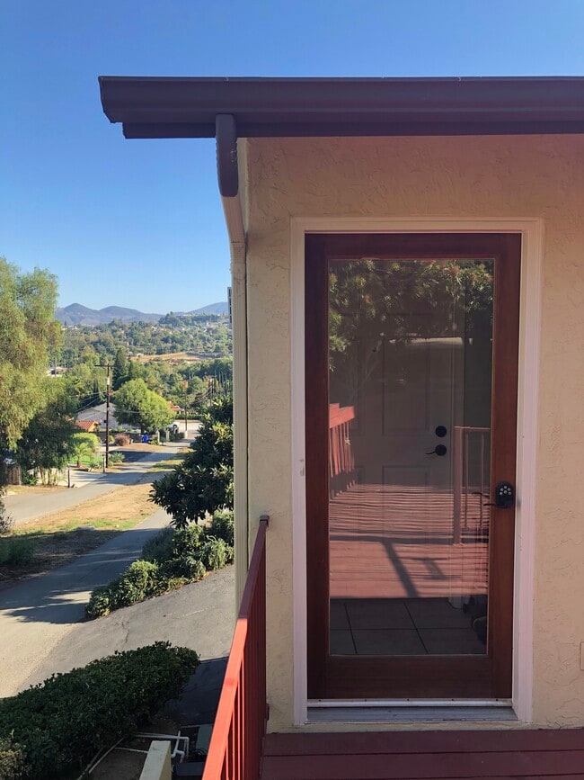 Front door entrance - 572 Plumosa Ave