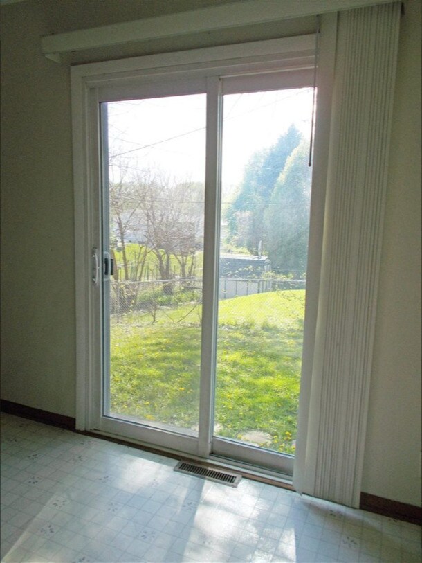 Puerta corrediza al patio trasero desde la cocina. - 4020 N Pine St