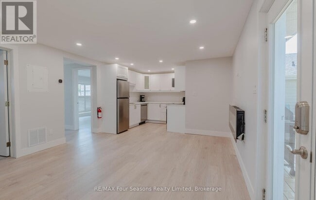 Building Photo - 9811 Beachwood Rd