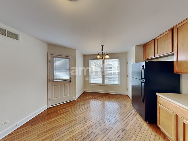 Foto del edificio - 2449 Emily Ln