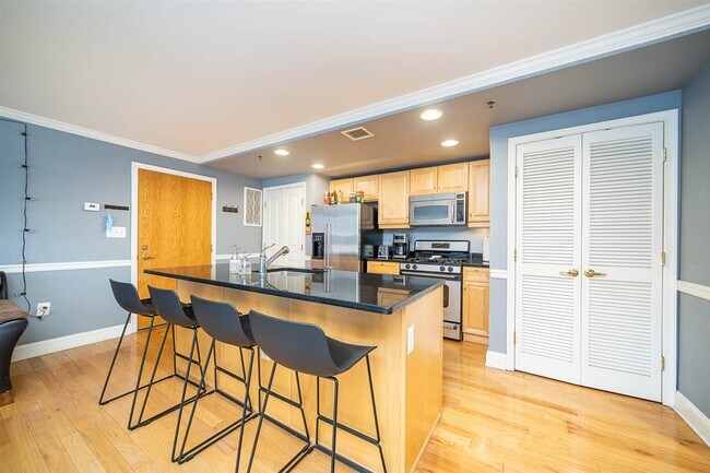 Foto del edificio - 1330 Clinton St