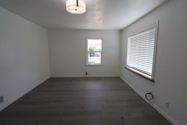 Building Photo - Reduced price