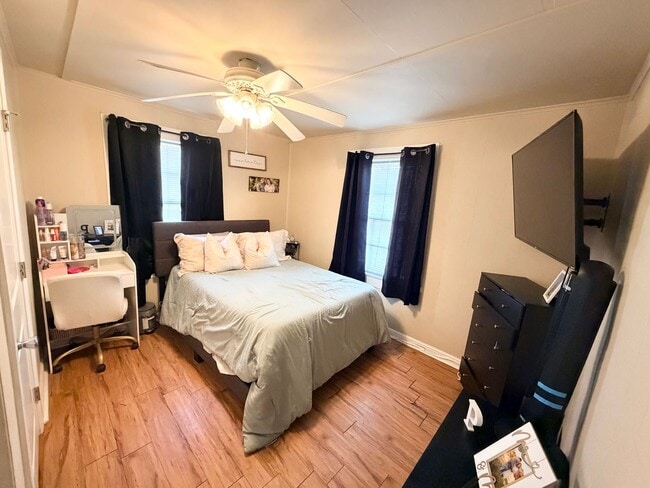 Building Photo - 307 W Russell St