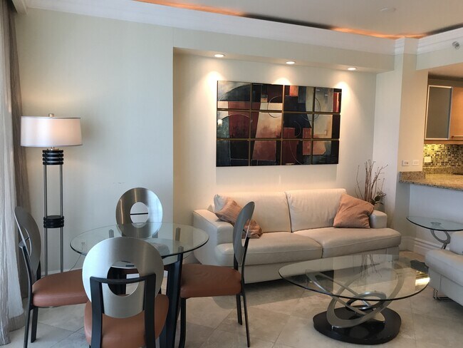 Building Photo - Turnberry Towers East-Phenomenal Upscale 1 Bdrm/1.5 Bath Condo on 17th Floor!