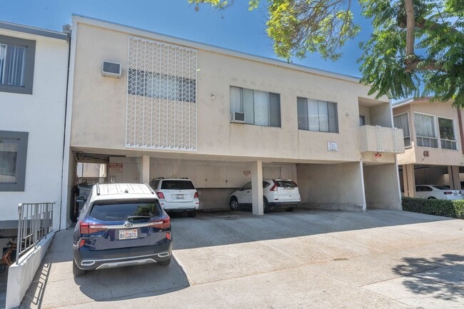 Building Photo - 607 Flores St