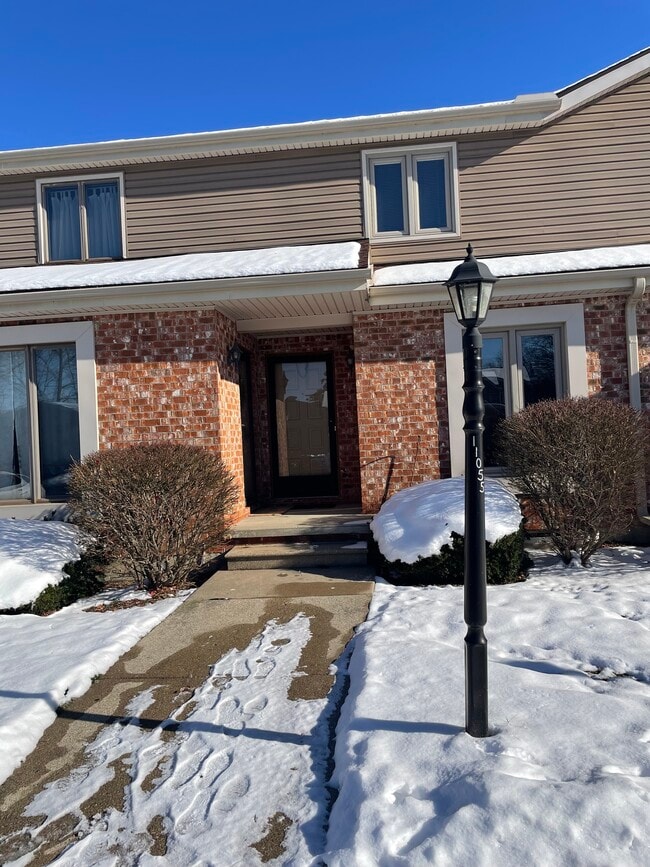 Building Photo - 11055 Riverbend Ct E