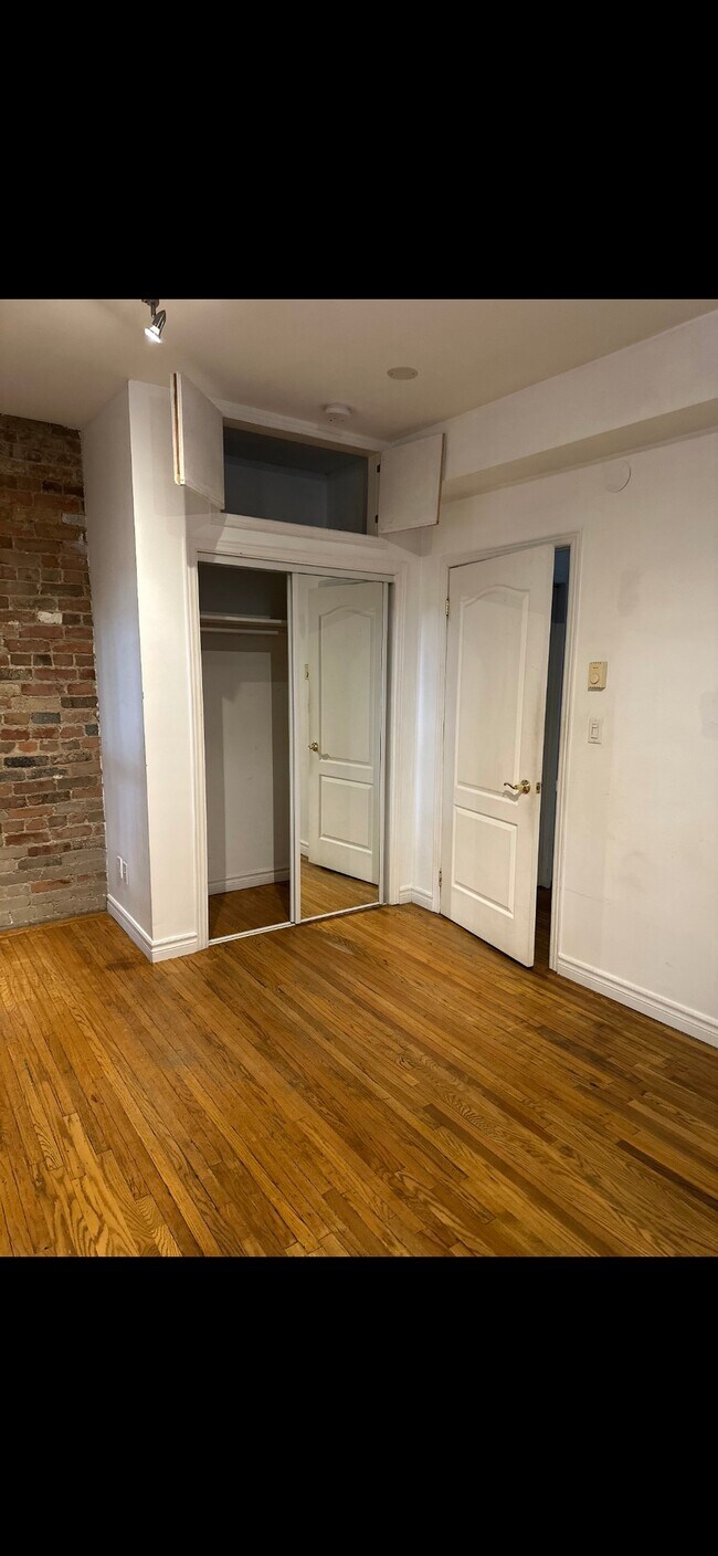 Photo du bâtiment - Beautiful 2 Bedroom in the heart of Leslie...