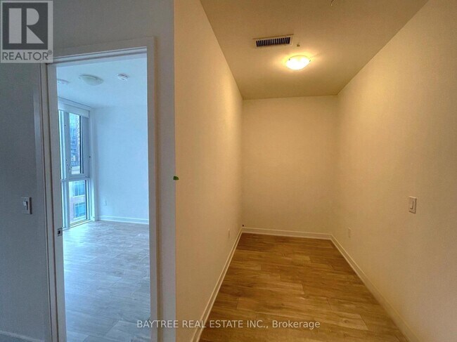 Photo du bâtiment - 135 Lower Sherbourne St