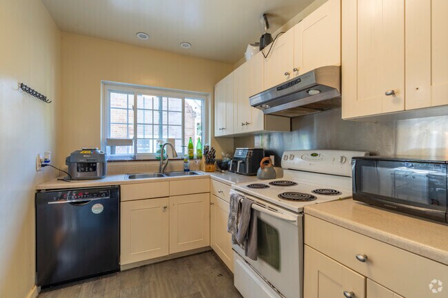 5 habitaciones, 2 baños - 4000 pies cuadrados - Cocina - 1532 Packard St