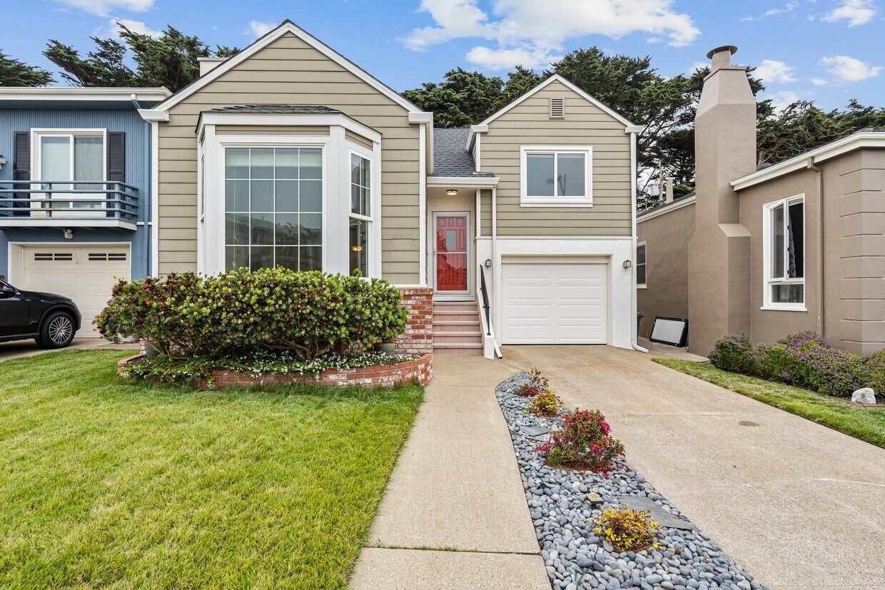 Primary Photo - Spacious and Bright 3 Bed + Bonus Room, 2 ...