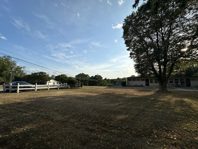 Foto del edificio - 2032 Silverdale Dr
