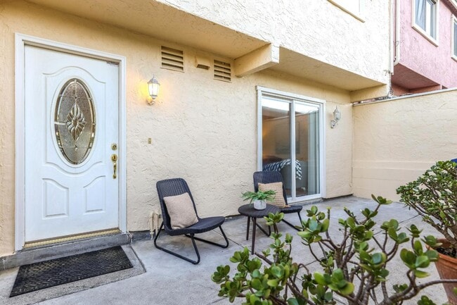 Building Photo - 2549 Olmstead Ct