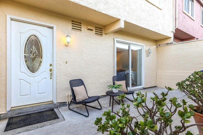 Foto del edificio - 2549 Olmstead Ct