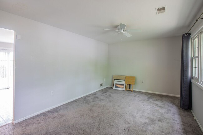 Building Photo - Charming 4 BR/2 BA Single-Family Home in C...
