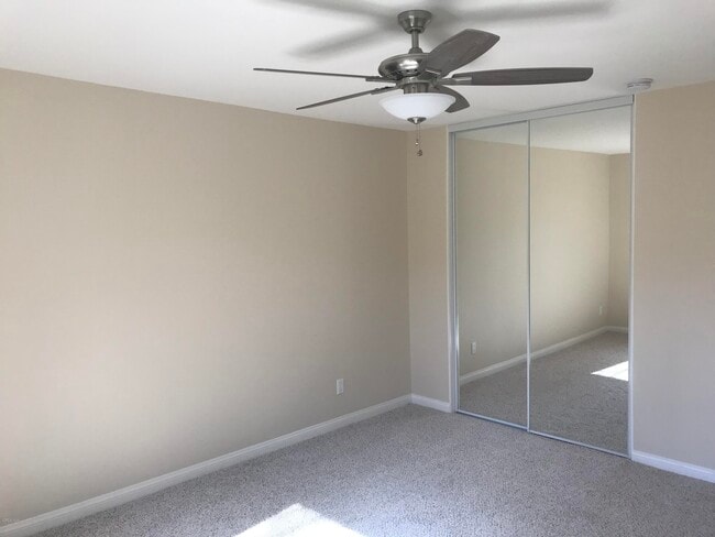 Building Photo - 245 Oak Leaf Dr