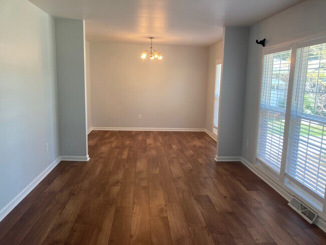 Casa renovada de 3 habitaciones y 2 baños en alquiler en Harborgate Shores, a 3 km de Sullivan's Island. - 1133 Island View Dr