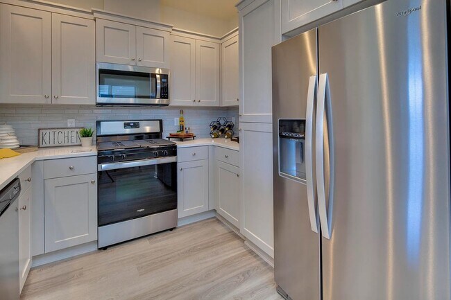 Building Photo - Custom townhome near hospital