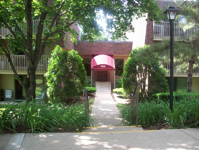 Foto del edificio - Bainbridge Apartment Homes