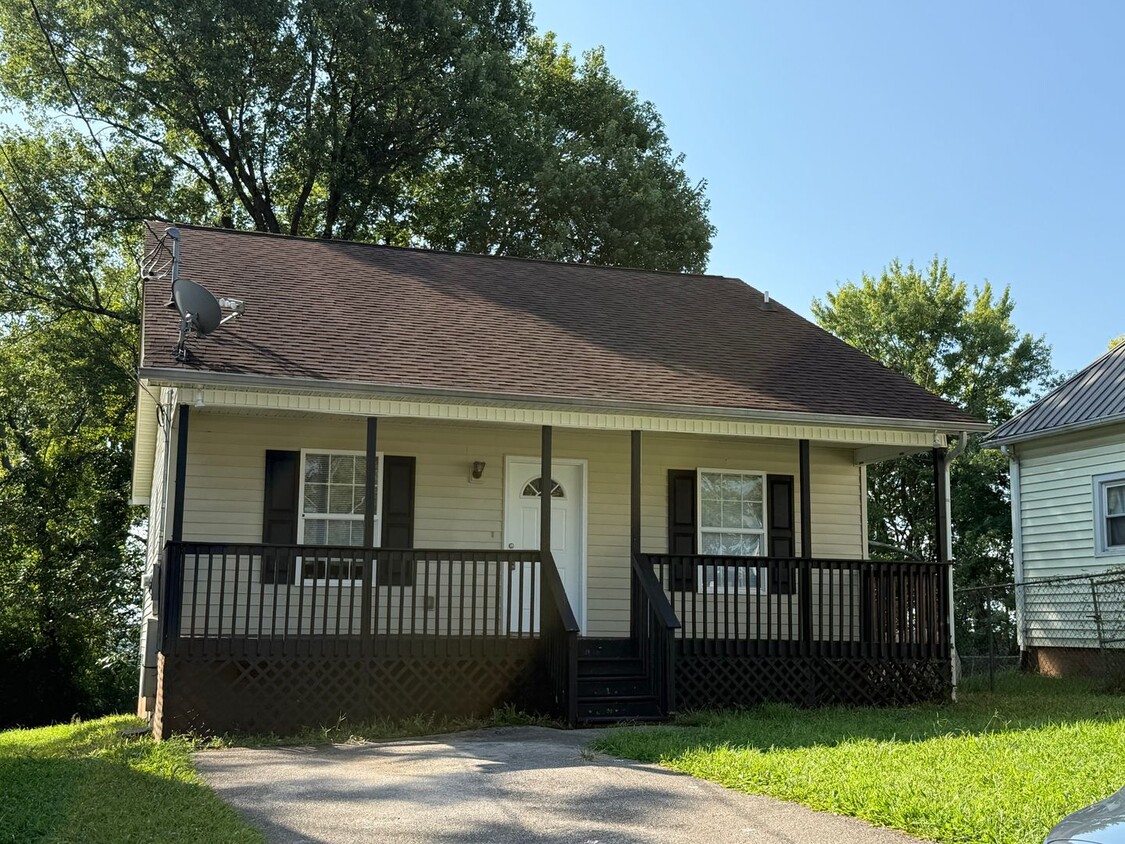 Foto principal - Charming 3 bedroom 2 bath bungalow- brand new refrigerator!