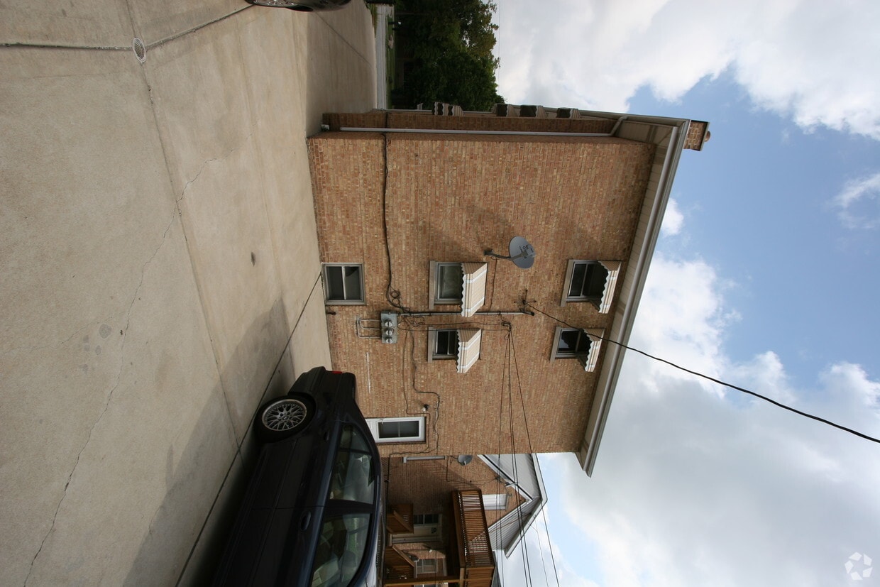 Building Photo - 6325-6327 W Devon Ave