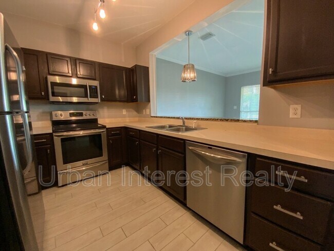 Foto del edificio - 421 Twin Lakes Ln