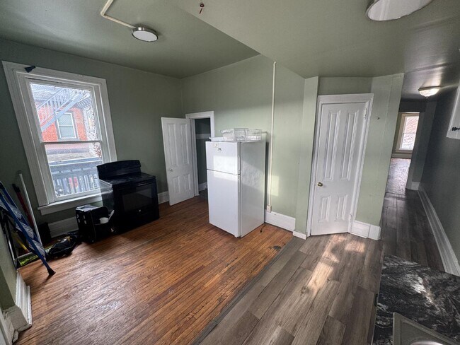 Foto del edificio - 727-729 W 4th st - 729 W 4th St Floor 2