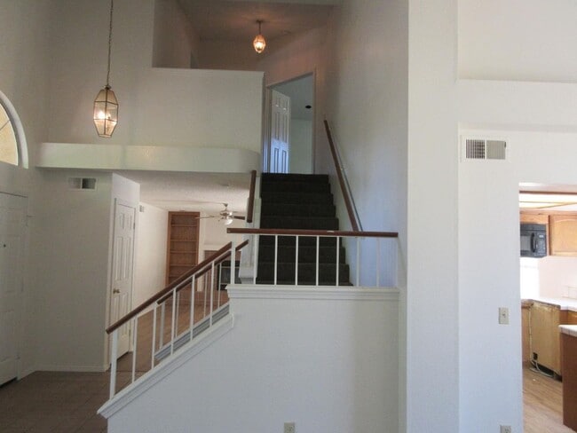 Building Photo - 4 Bed, 2.5 Bath Home with 3-Car Garage in Clovis Unified School District