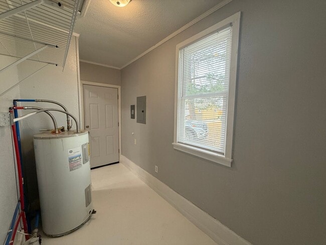 Building Photo - Studio house located blocks away from 10th...