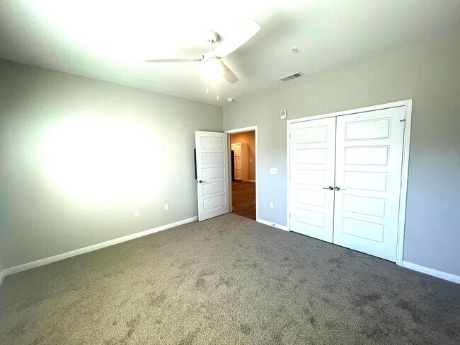 Foto del edificio - 300 Willow Grv Wy