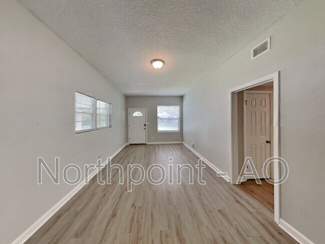 Building Photo - 5039 Lexington Ave