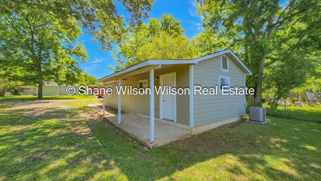Charming 1-Bedroom Retreat at 804 1/2 Henderson Ave – Cozy Comfort in 700 Sq Ft. Come schedule y... - Charming 1-Bedroom Retreat at 804 1/2 Henderson Ave – Cozy Comfort in 700 Sq Ft.  Come schedule y... Apartment
