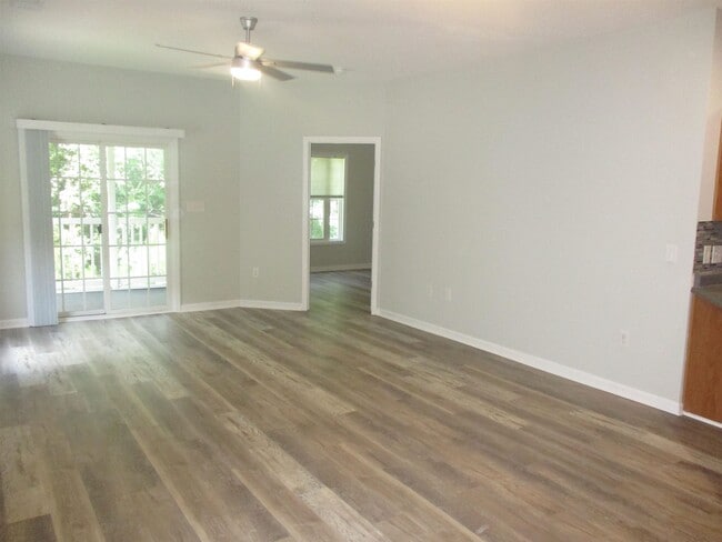 Building Photo - 100 Lazy Willow Ln