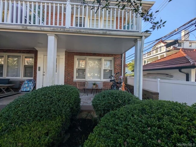 Foto del edificio - 235 W Broadway