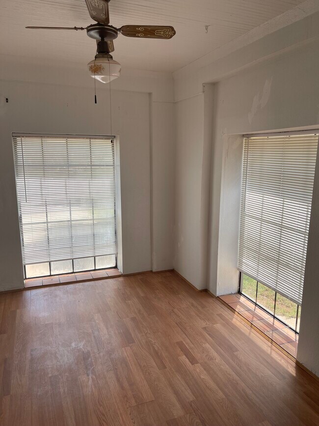 Foto del edificio - 303 N Julian St