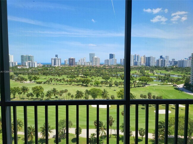 Foto del edificio - 20335 W Country Club Dr