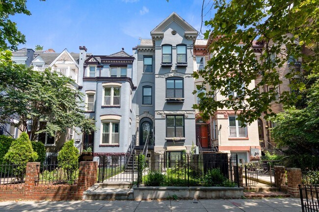 Building Photo - One Month's Free Rent with a lease start d...