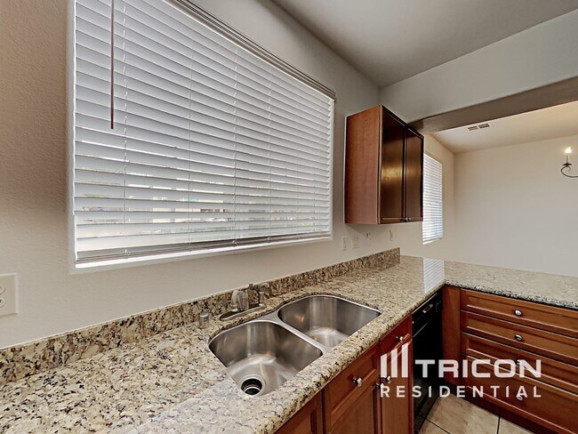 Foto del edificio - 7608 Symmetry Ct