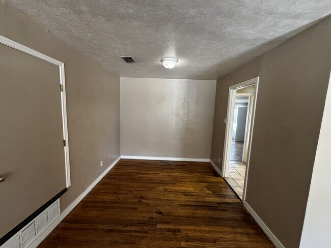 Foto del edificio - Spacious Home With Sun-room Located Within...