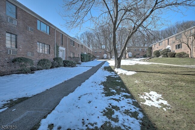 Building Photo - 22B Troy Dr