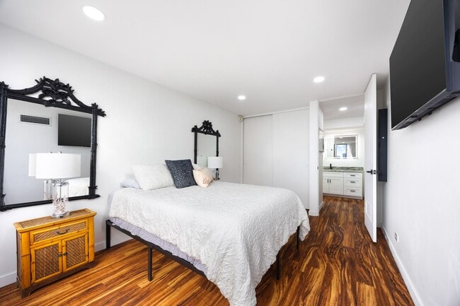 Building Photo - Luxury Waikiki Living with Panoramic Ocean & Sunset Views