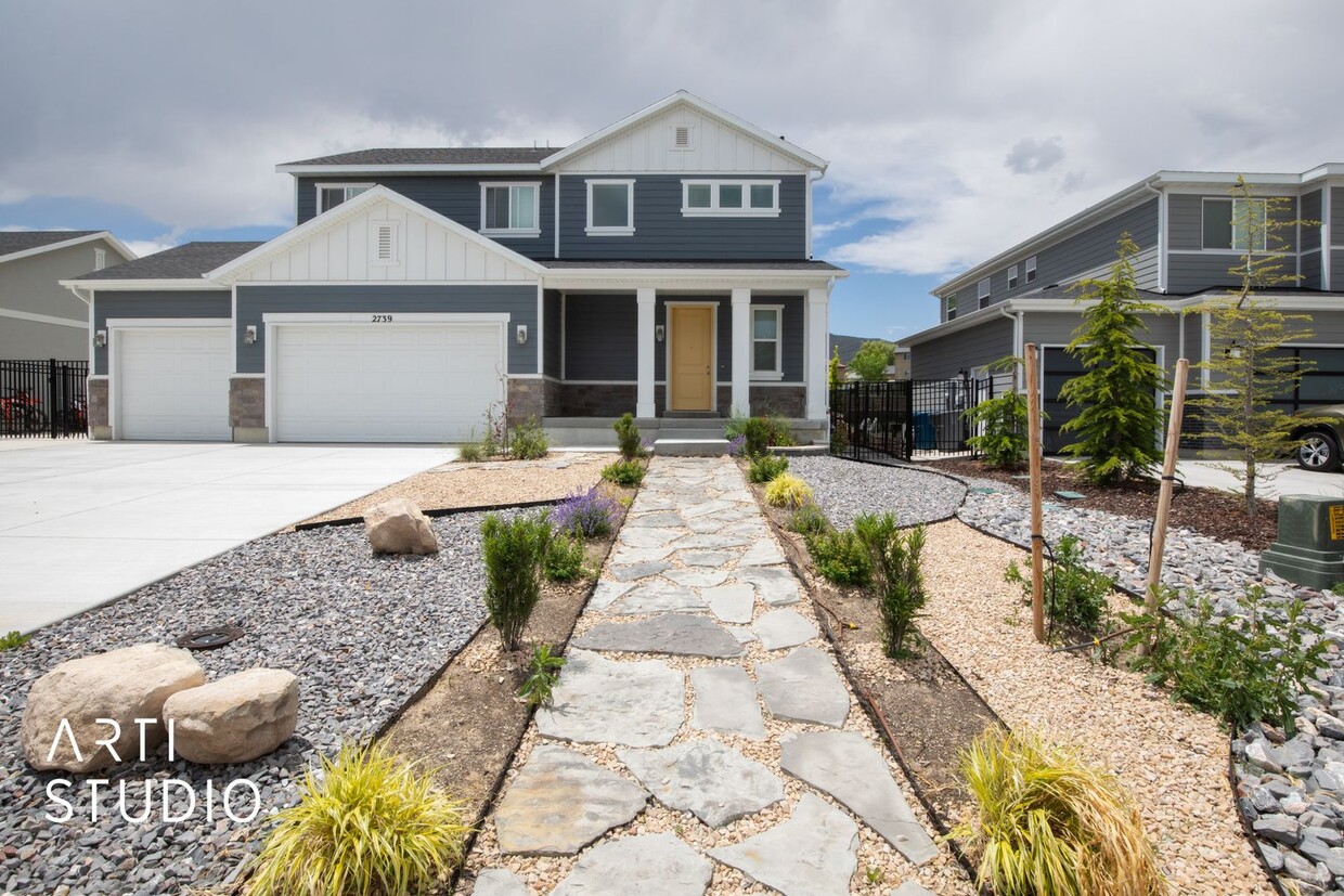 Foto principal - Nearly New Beautiful 3 Bed / 3 Bath Home i...