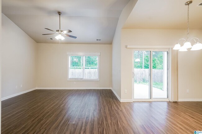Building Photo - 1080 Park View Dr