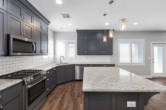 Foto del edificio - Spacious Living in this 5 Bedroom Home!