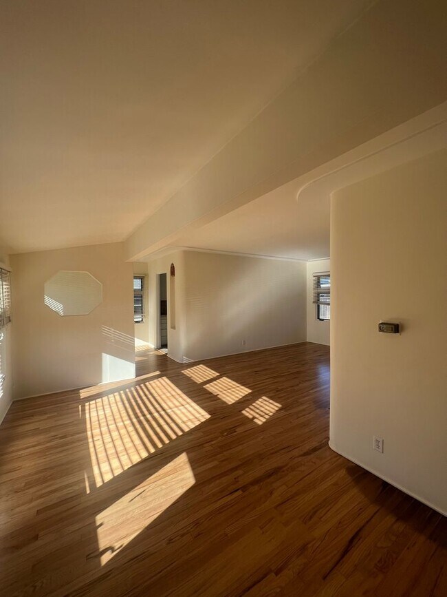 Building Photo - 2 Bed House in Pacific Beach